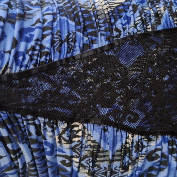 XOXO Blue and Black Fitted Camisole with Cut Lace Front Panel - Picture 4 of 6